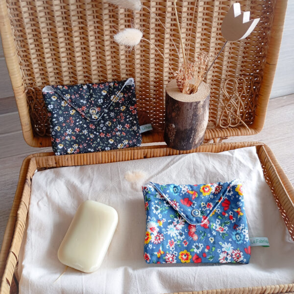 Pochettes savon noir et bleu